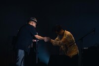 横山剣（Vo / クレイジーケンバンド）とVIDEOTAPEMUSIC。（撮影：廣田達也）