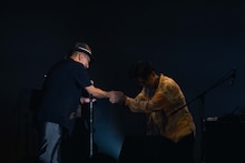 横山剣（Vo / クレイジーケンバンド）とVIDEOTAPEMUSIC。（撮影：廣田達也）