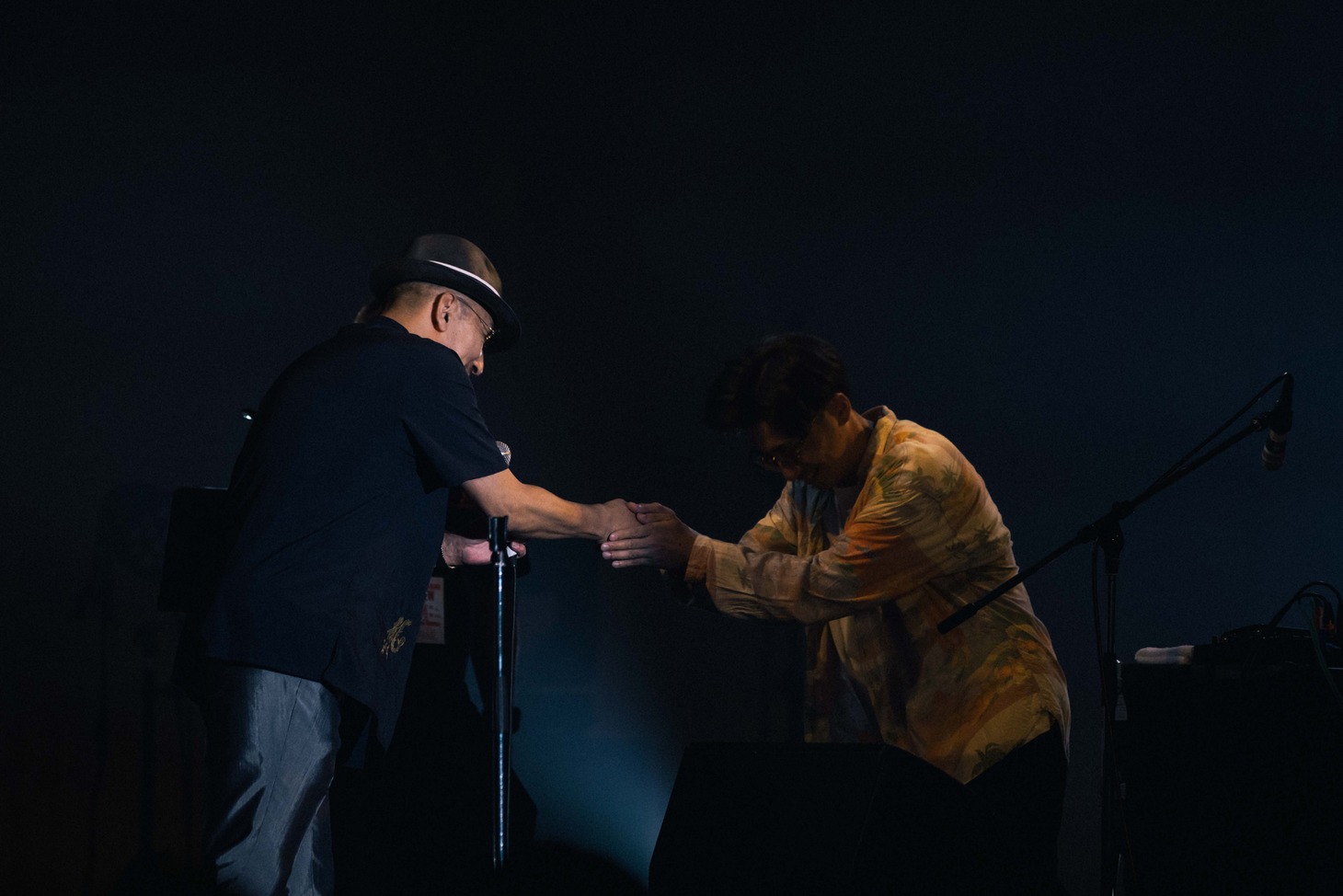 横山剣（Vo / クレイジーケンバンド）とVIDEOTAPEMUSIC。（撮影：廣田達也）