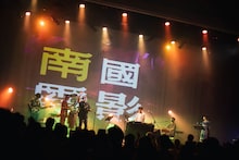 横山剣（Vo / クレイジーケンバンド）とVIDEOTAPEMUSIC。（撮影：廣田達也）