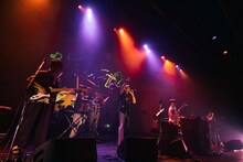 横山剣（Vo / クレイジーケンバンド）とVIDEOTAPEMUSIC。（撮影：廣田達也）