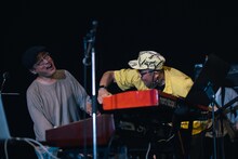 寸劇を繰り広げる野村卓史（Key / グッドラックヘイワ）とissy（Key, Cho / 片想い）（撮影：廣田達也）