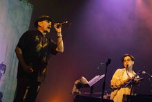 横山剣（Vo / クレイジーケンバンド）とVIDEOTAPEMUSIC。（撮影：廣田達也）