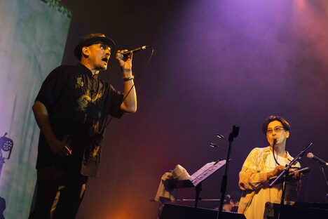 横山剣（Vo / クレイジーケンバンド）とVIDEOTAPEMUSIC。（撮影：廣田達也）