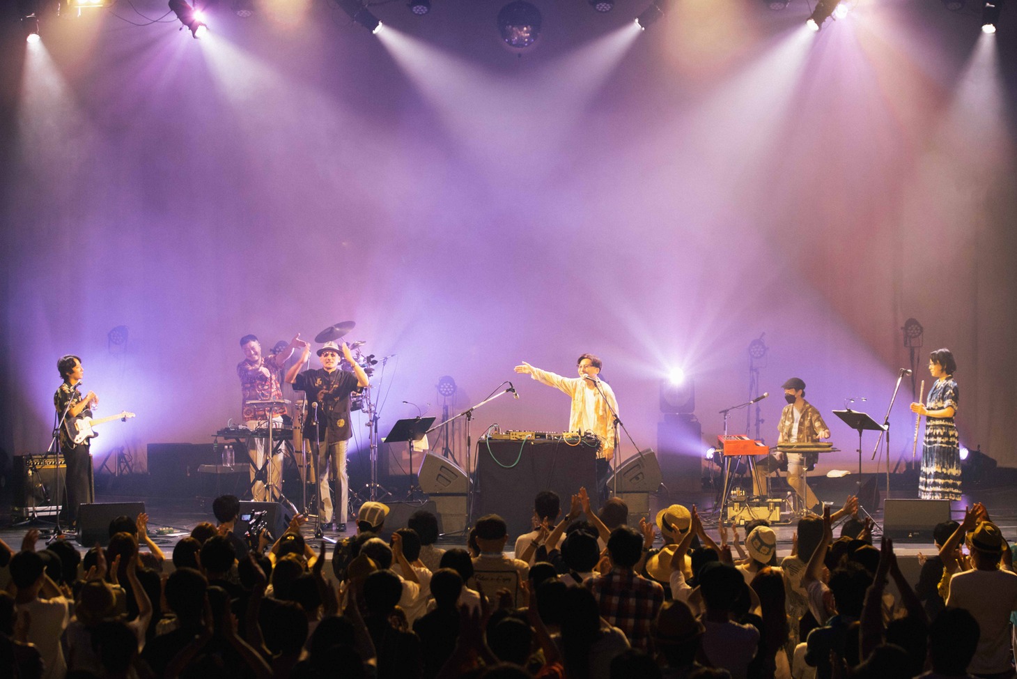 横山剣（Vo / クレイジーケンバンド）とVIDEOTAPEMUSIC。（撮影：廣田達也）