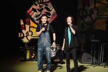 草なぎ剛と和田唱（TRICERATOPS）。