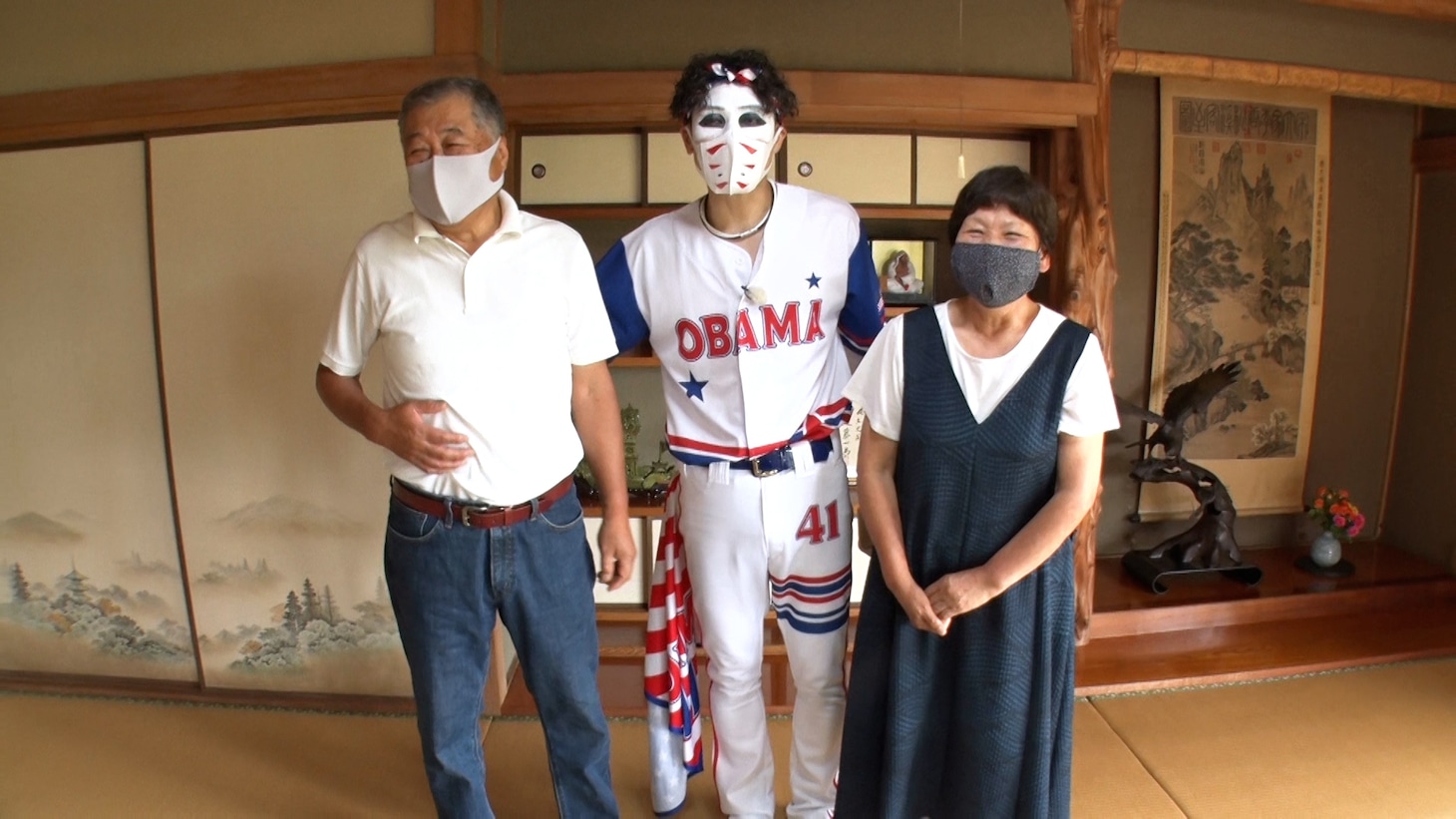 樽美酒研二（ゴールデンボンバー）と両親。(c)フジテレビ