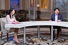 小池栄子、村上龍。(c)テレビ東京