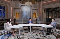 左から小池栄子、村上龍、秋元康。(c)テレビ東京