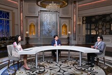 左から小池栄子、村上龍、秋元康。(c)テレビ東京