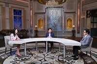 左から小池栄子、村上龍、秋元康。(c)テレビ東京
