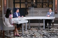 左から小池栄子、村上龍、秋元康。(c)テレビ東京
