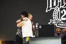 抱き合うKENTA（Vo, B / WANIMA）とNAOKI（B, Vo / 10-FEET）。（Photo by Takimoto”JON…” Yukihide）