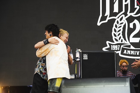 抱き合うKENTA（Vo, B / WANIMA）とNAOKI（B, Vo / 10-FEET）。（Photo by Takimoto”JON…” Yukihide）