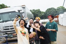 10-FEETのライブ後に記念撮影をするWANIMAと10-FEET。（Photo by Takimoto”JON…” Yukihide）
