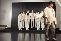 ステージから去るパン・シヒョク議長を見送る&TEAM。