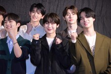 上段左からJO、SUNGHOON、下段左からJUNGWON、SUNOO、NI-KI。