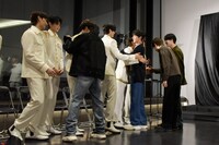 &TEAMメンバーと触れ合うENHYPEN。