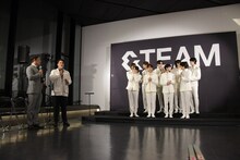 左から辻岡義堂アナウンサー、木村昴、&TEAM。