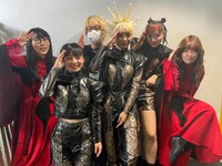 ASPメンバーとBiSHのハシヤスメ・アツコ、セントチヒロ・チッチ、渡辺淳之介（WACK代表）。