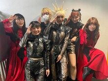 ASPメンバーとBiSHのハシヤスメ・アツコ、セントチヒロ・チッチ、渡辺淳之介（WACK代表）。