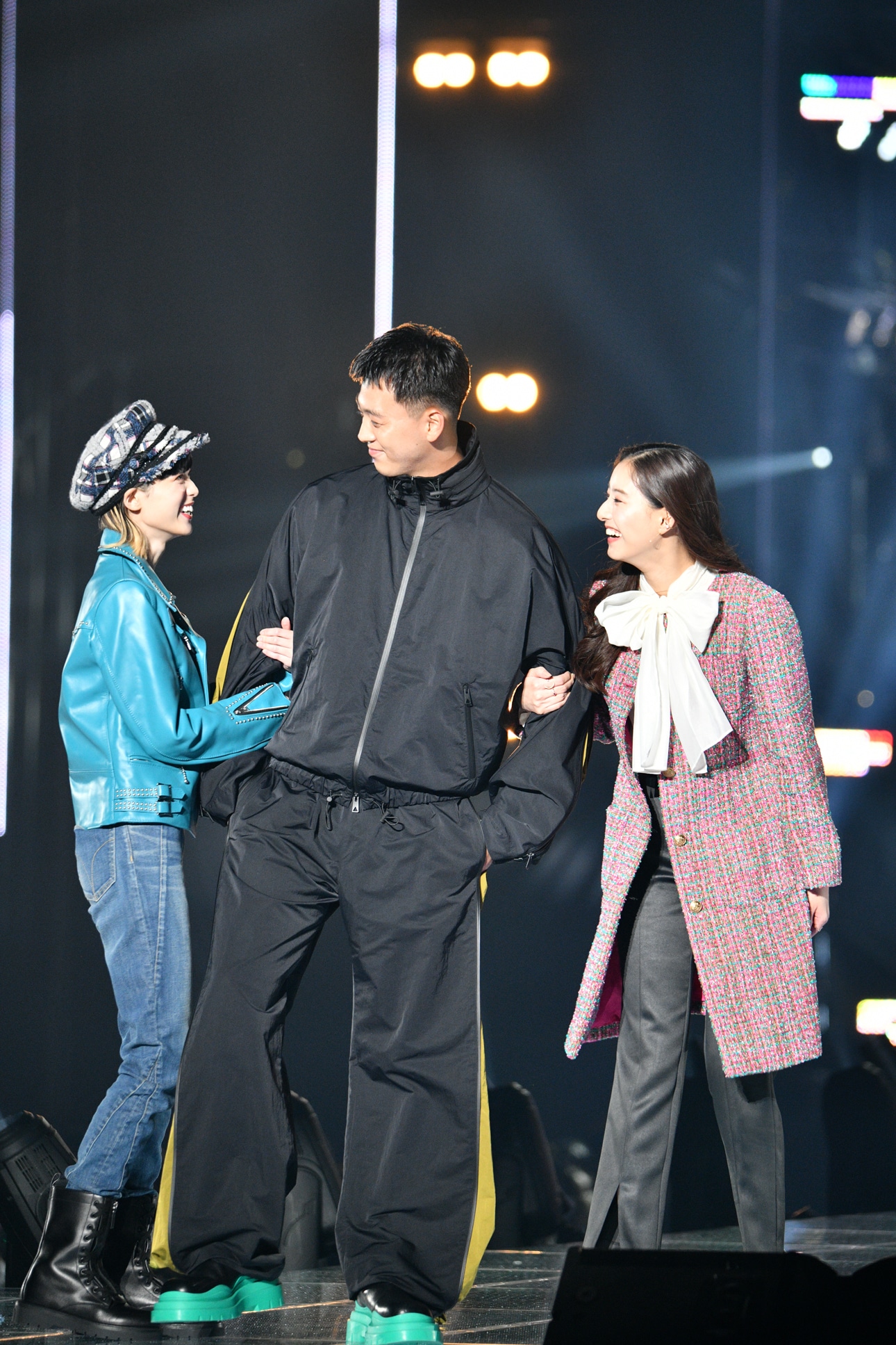 左から平手友梨奈、竹内涼真、新木優子。