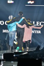 肩を組んでランウェイを歩く平手友梨奈、竹内涼真、新木優子（左から）。