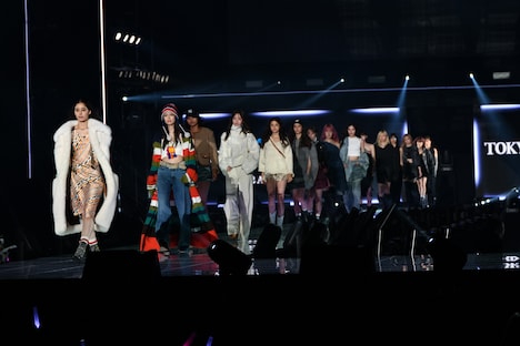 「第35回 マイナビ 東京ガールズコレクション 2022 AUTUMN/WINTER ONLINE」オープニングの様子。