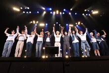 「OMEGA X 1st JAPAN TOUR 2022『Stand up!!』」の様子。