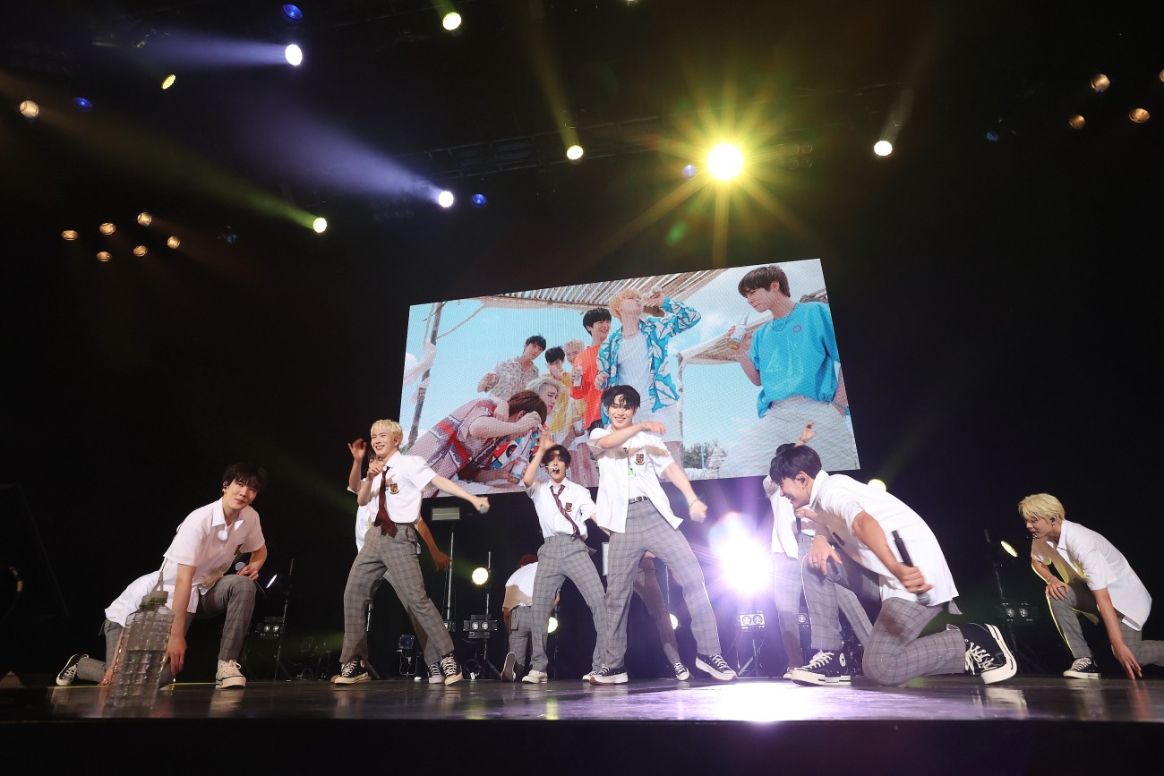 「OMEGA X 1st JAPAN TOUR 2022『Stand up!!』」の様子。(c)森久