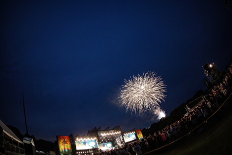会場上空に打ち上げられた花火。（Photo by SARU［SARUYA AYUMI］）