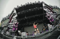 MONGOL800と粒マスタード安次嶺ピンク。（Photo by SARU［SARUYA AYUMI］）