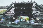 UVERworld、山田孝之、愛笑むfrom徳川eq.が「来鳥江」をパフォーマンスする様子。（撮影：鳥居洋介）