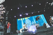 UVERworldと青山テルマ。（撮影：鳥居洋介）