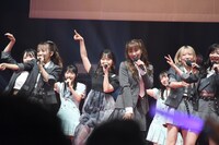 「恋するフォーチュンクッキー」を歌う出演者たち。