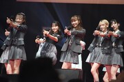 「恋するフォーチュンクッキー」を披露する出演者たち。
