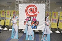 横浜アリーナの入口で来場者を迎えるのは、「@JAM」ナビゲーターユニット・You Never Knowのパネル。