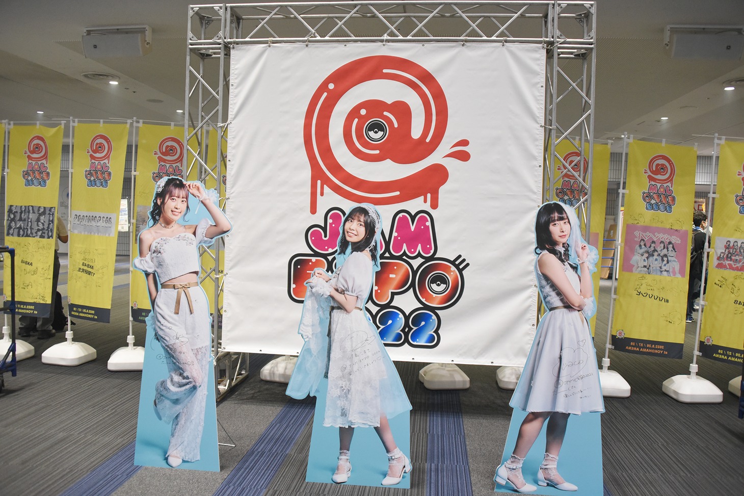 横浜アリーナの入口で来場者を迎えるのは、「@JAM」ナビゲーターユニット・You Never Knowのパネル。