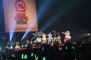 「メロンジュース」を披露するHKT48とクマリデパート。