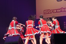 「冗談じゃないね」を披露するNGT48。