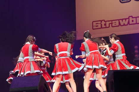 「冗談じゃないね」を披露するNGT48。