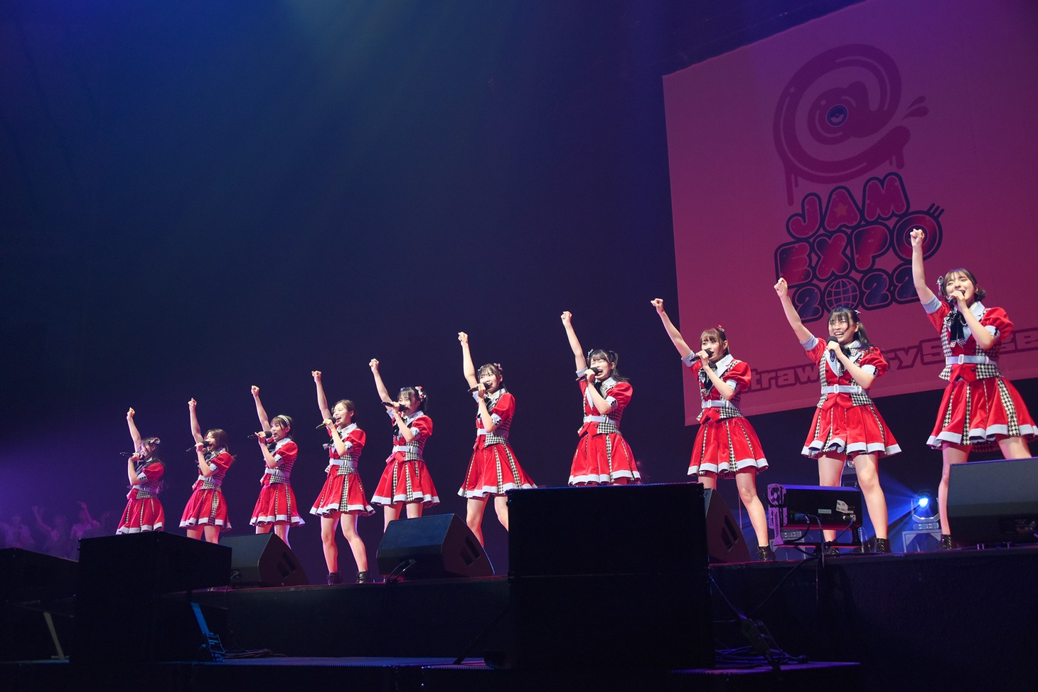 「冗談じゃないね」を披露するNGT48。