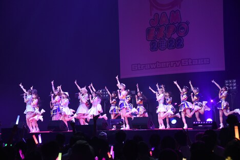 「アイシテラブル！」を披露するSKE48とMyDearDarlin’。