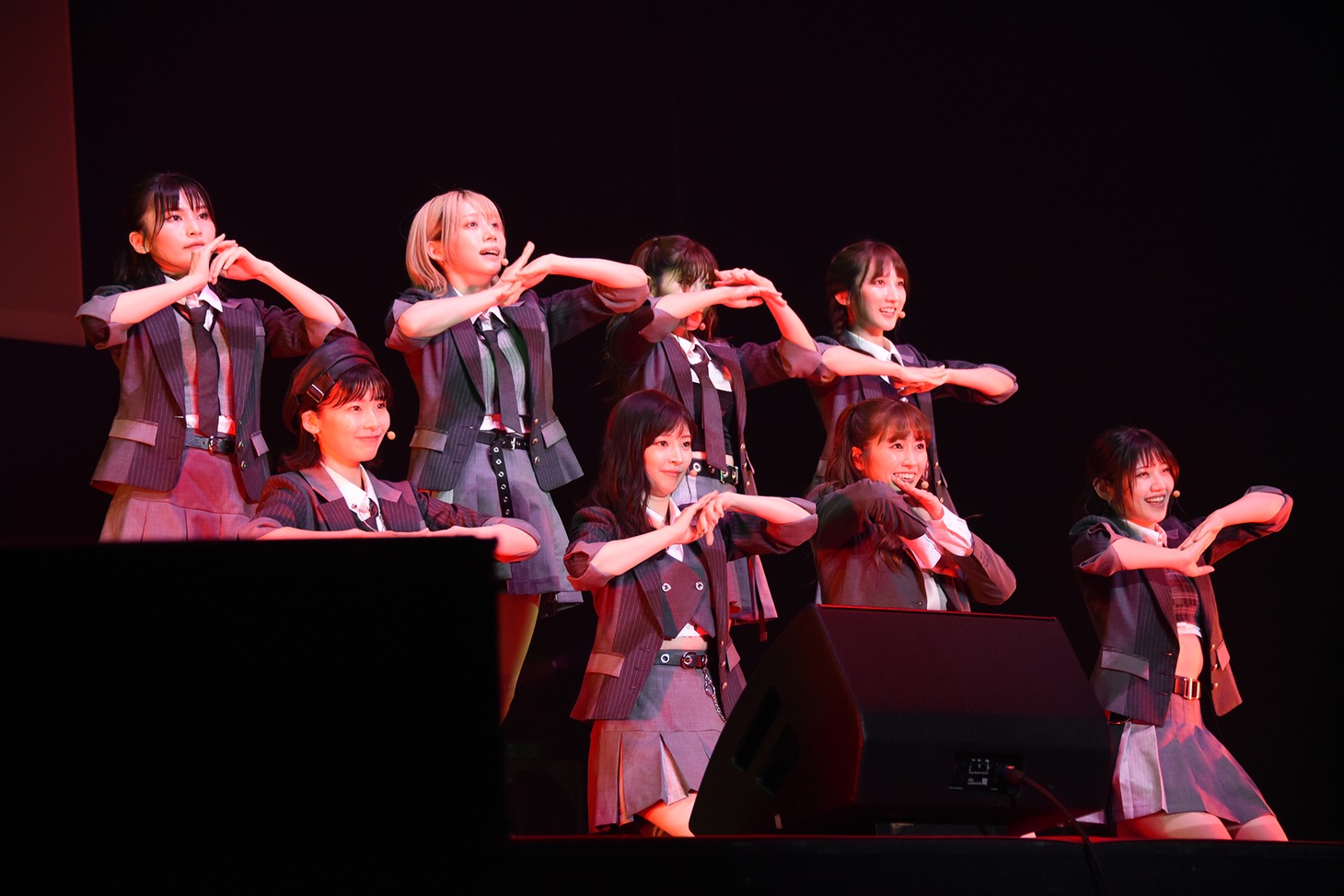 「根も葉もRumor」を披露するAKB48と佐々木彩夏（ももいろクローバーZ）。