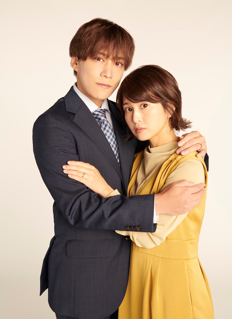 左から千賀健永（Kis-My-Ft2）、佐津川愛美。(c)「夫婦円満レシピ～交換しない？一晩だけ～」製作委員会