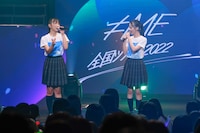 左から蟹沢萌子、冨田菜々風。(c)YOANI