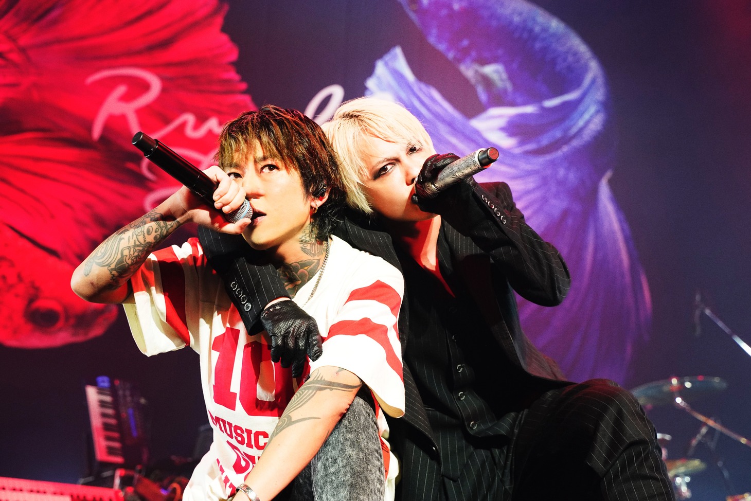 「GLAMOROUS SKY」を歌うASHとHYDE。（撮影：緒車寿一）