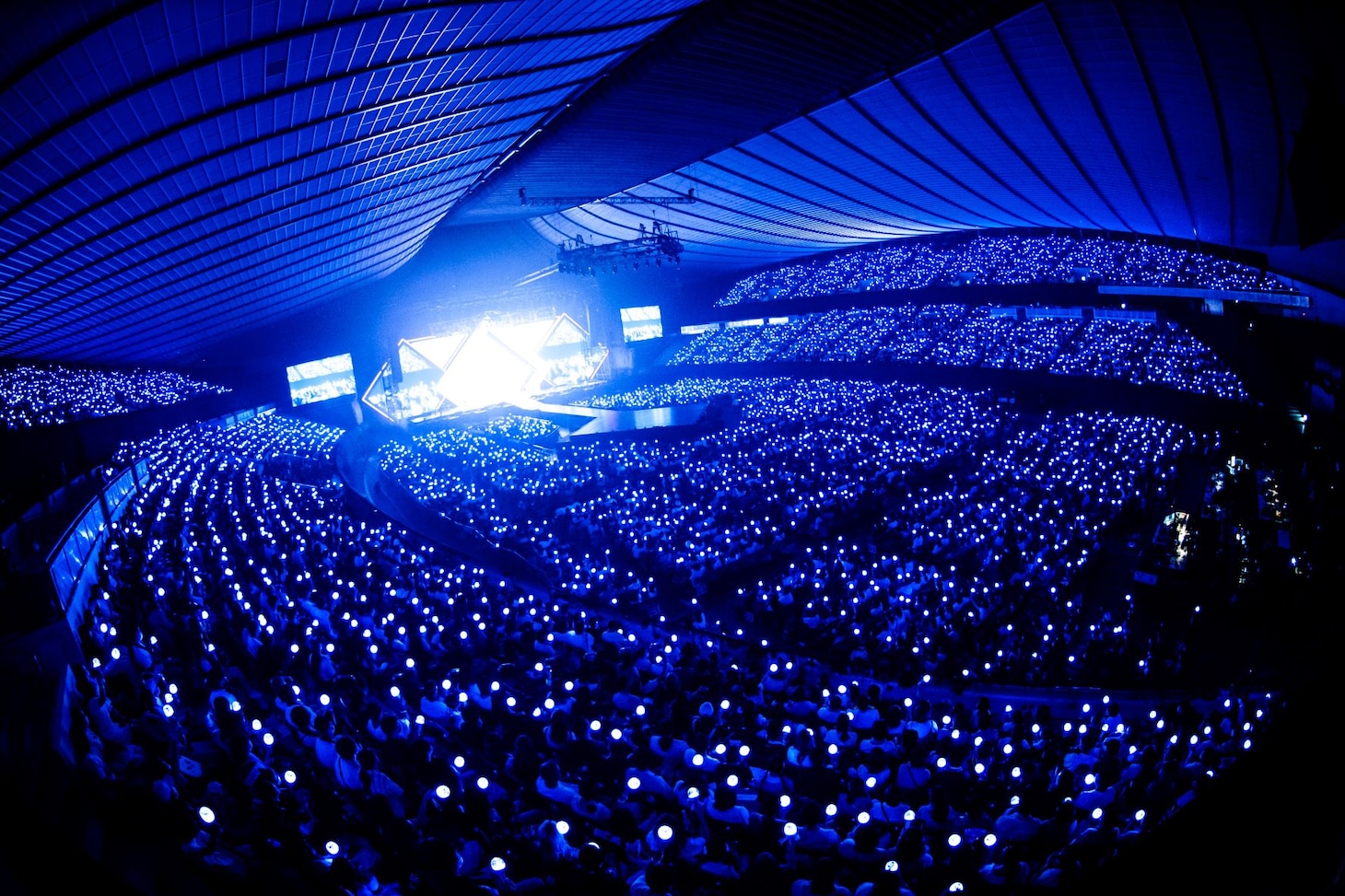 「NiziU Live with U 2022 "Light it Up"」国立代々木競技場 第一体育館公演の様子。（撮影：田中聖太郎）