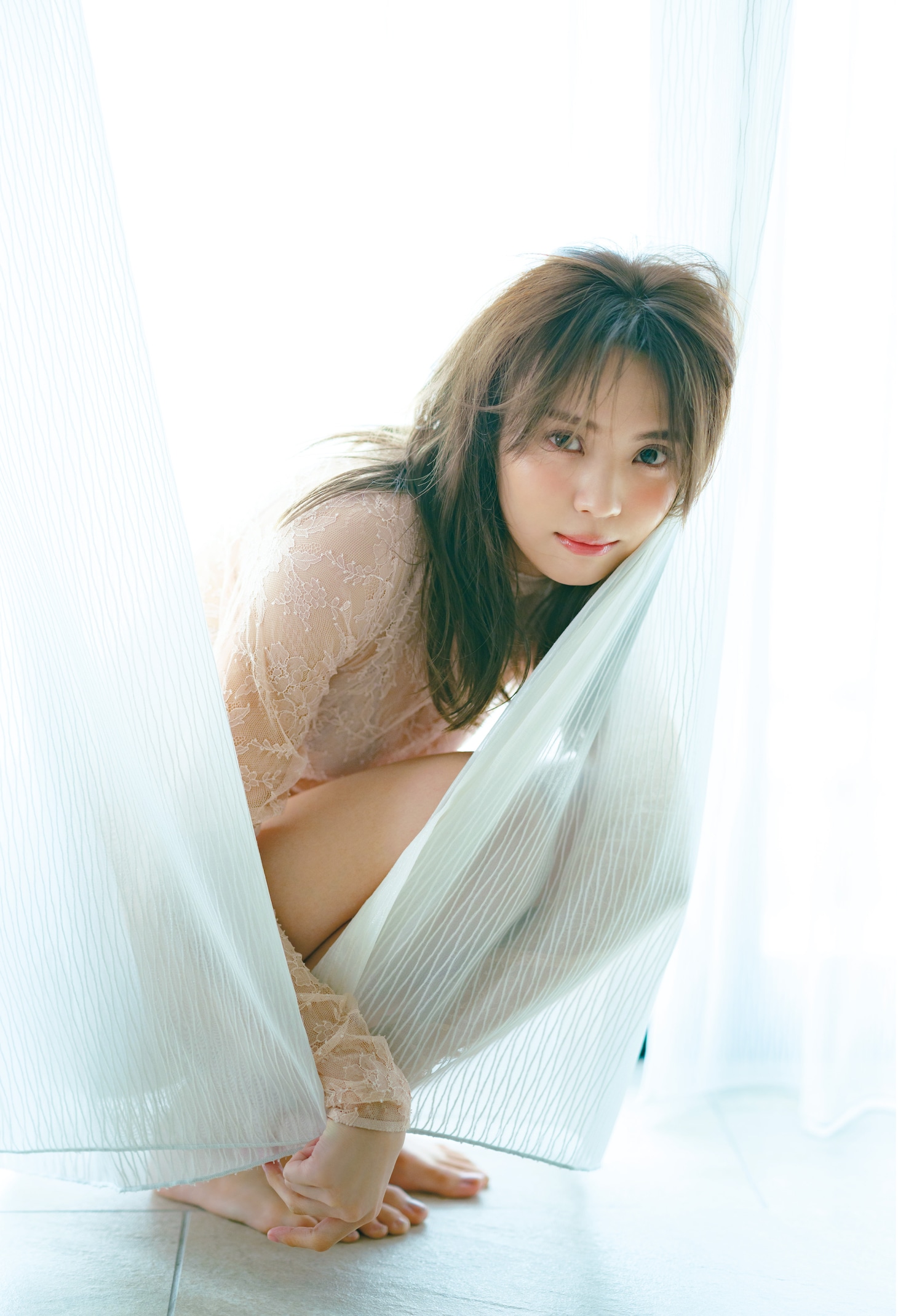 小林由依（櫻坂46）2nd写真集「意外性」TSUTAYA版裏表紙（撮影：柴田フミコ）