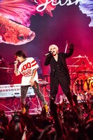 「GLAMOROUS SKY」を歌うASHとHYDE。（撮影：堅田ひとみ）